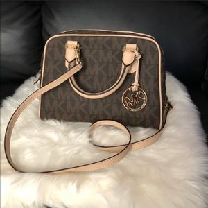 Like new Michael Kors bodybag/handbag